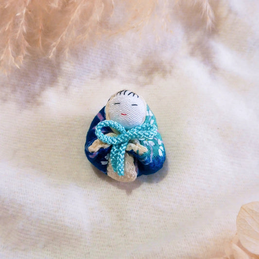 Bébé emmailloté "Fuyu"